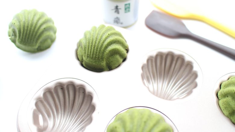 抹茶玛德琳蛋糕,今天教大家做的是一款抹茶玛德琳,味道特别赞。吃上一口,满嘴抹茶香。喜欢抹茶味的亲们不容错过哦。抹茶最好选择品质好点的抹茶,这样做出来成品才香