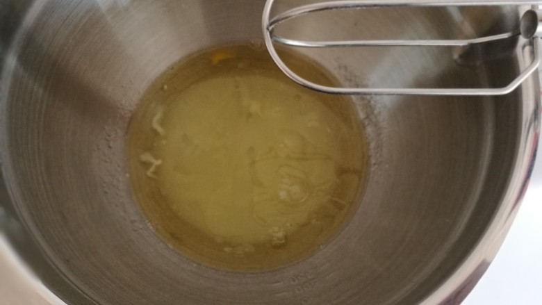 芭比娃娃蛋糕,蛋清一次性加入60克白砂糖,打发