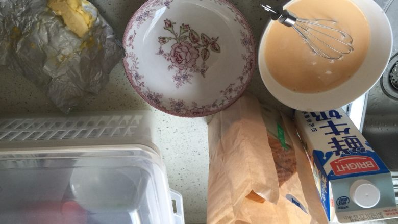 鸡蛋牛奶面包吐司,面包一片片放蛋液里两面沾一下,不要浸全部都是蛋液,两面都有就可以了,不然面包太湿我觉得也不好吃