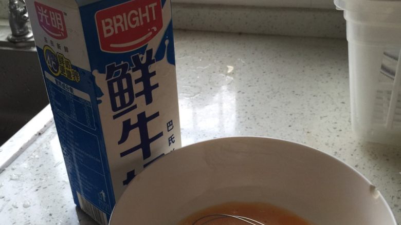 鸡蛋牛奶面包吐司,把鸭蛋捣匀再加入牛奶,量可以根据人数来自己控制,我这里是三个人的量