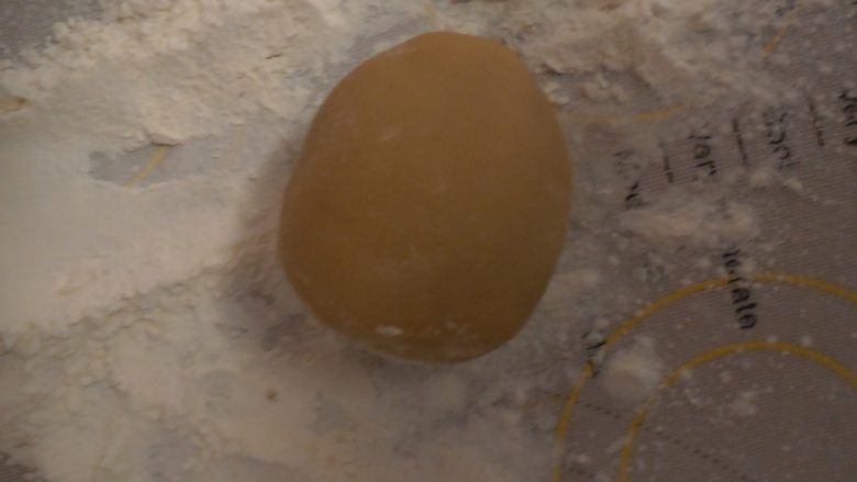 莲蓉肉松月饼,然后包好它之后 将面团稍微搓圆,在放在生面粉上滚一圈,然后在拍掉多余的面粉(这样做是为了防沾)