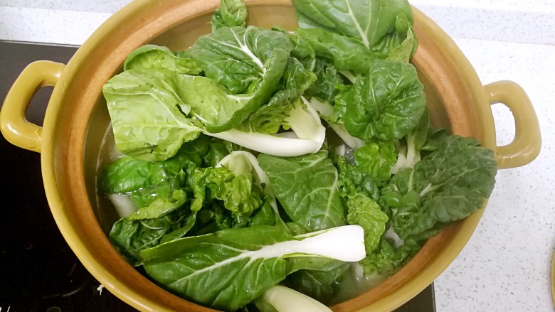 奶白菜瘦肉杏仁汤,汤底煲好后,把奶白菜洗净,放入锅里。