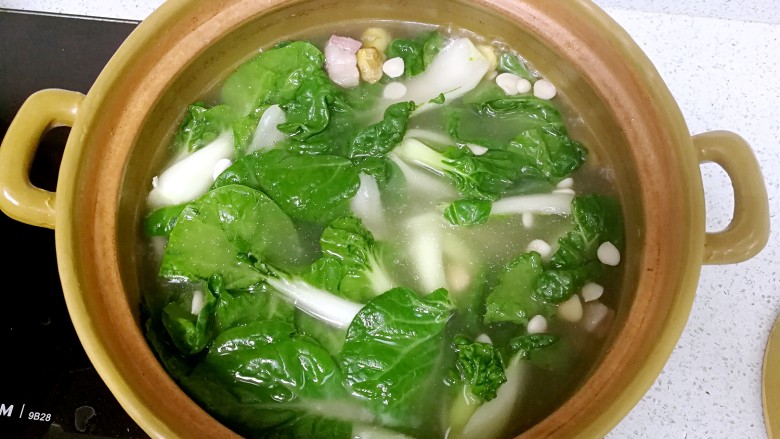奶白菜瘦肉杏仁汤,大火煮至奶白菜软身,转小火再煮10分钟。