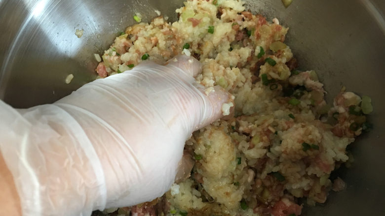 糯米肉丸子,带上一次性手套,对所有材料进行抓揉。