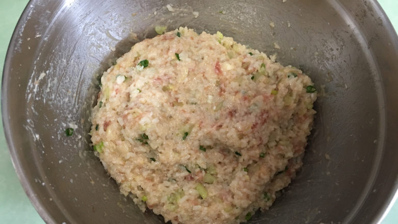 糯米肉丸子,使其混合均匀,揉至粘稠。