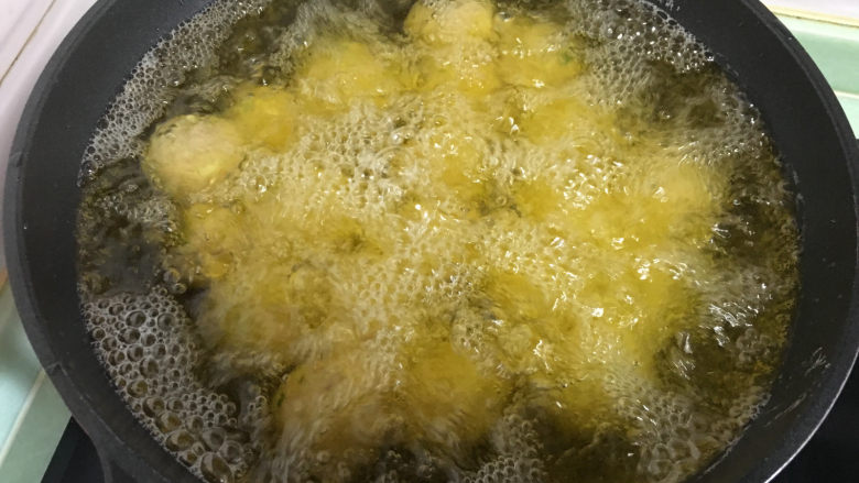糯米肉丸子,锅中倒入适量油(最少也要高过丸子),油温烧热后放入丸子。