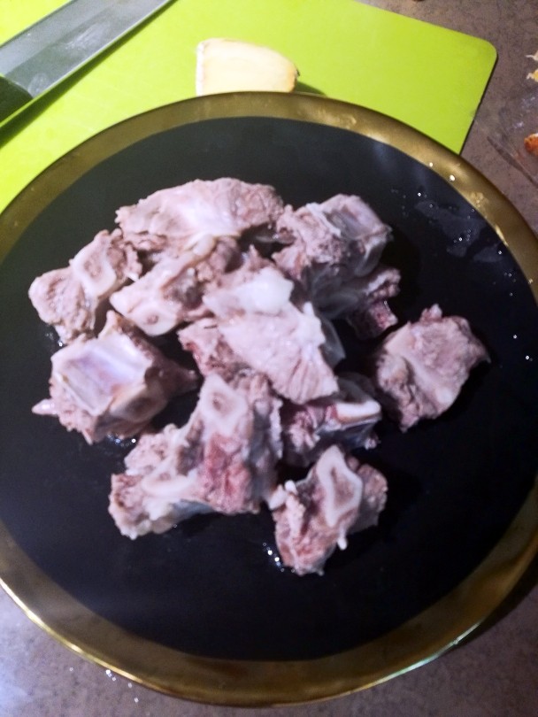牛仔骨咖喱饭,清洗很关键把肉上面的血沫和碎骨头洗干净,拌饭的时候有碎骨头很危险。煮好的的肉用少量的<a style='color:red;display:inline-block;' href='/shicai/ 635'>椰浆</a>拌一下备用。