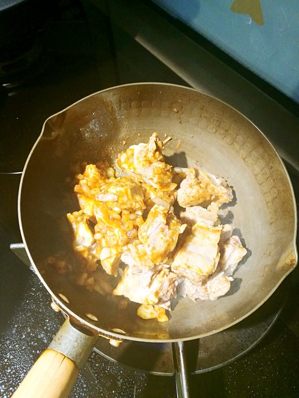 牛仔骨咖喱饭,炒好的牛肋骨此时要加开水,水的量根据你喜好来,淹没过肉就可以这样汤会很浓稠。可以用锅炖一个小时,可以用高压锅小火压半小时。