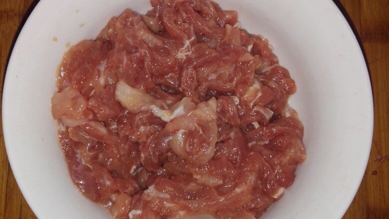 京酱肉丝,切好的肉丝放<a style='color:red;display:inline-block;' href='/shicai/ 718'>料酒</a>一小勺，淀粉2勺子，腌制5分钟