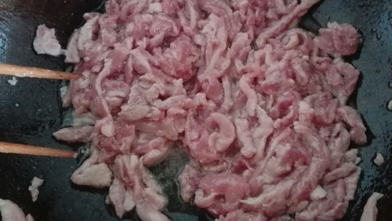 京酱肉丝,腌好的肉放油上锅炒。