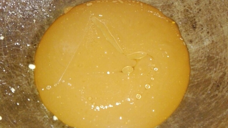 京酱肉丝,锅里放少许油熬汁。冒泡了就基本差不多了