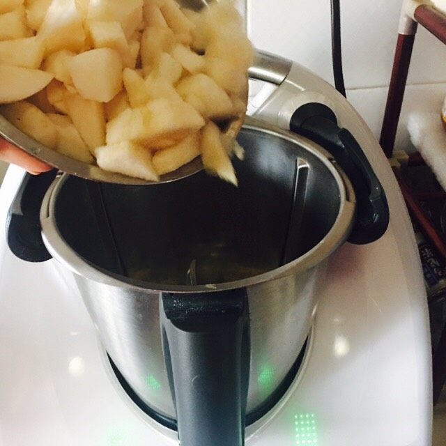 百香果雪梨酱,倒入小美主锅,称一下梨的重量。小美可以称分量的。因为不可能完全按照方子的重量来,每个梨有大小,大致根据水果和冰糖的比例即可。