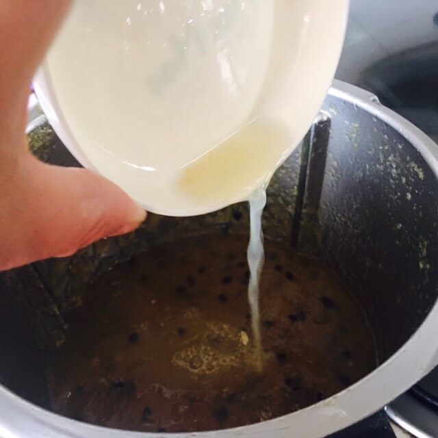 百香果雪梨酱,时间到,加入一只柠檬挤出来的汁。随后速度4,20秒,再煮一会。