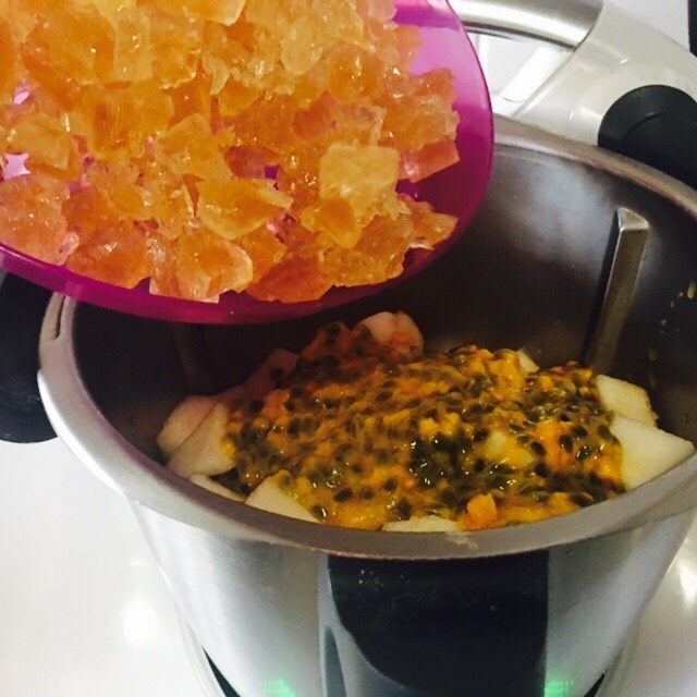 百香果雪梨酱,随后倒入黄冰糖,也一起称一下分量。