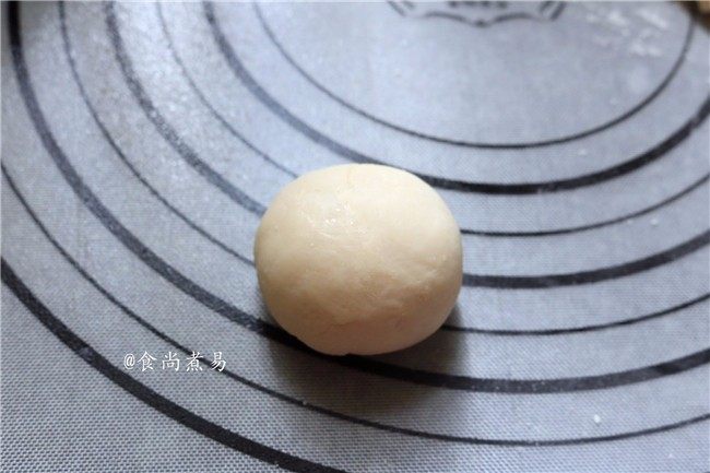 绵密香甜的流沙包,虎口收馅,收口朝下,包成圆形包子状