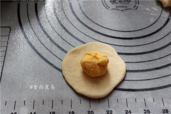绵密香甜的流沙包,将固态的流沙馅放在面皮上,(馅料不宜放太多,否则易漏馅)