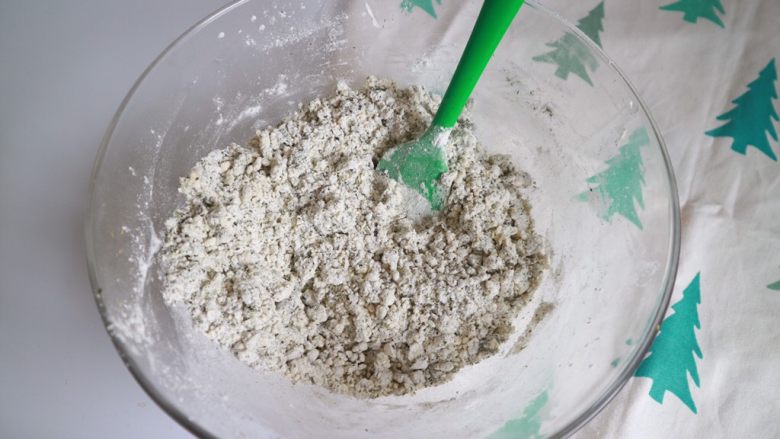 海苔玛格丽特(宝宝版),用刮刀将粉油大致拌匀