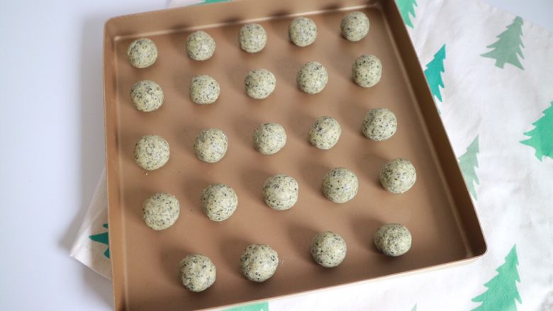 海苔玛格丽特(宝宝版),取出冷藏好的面团,搓成大小合适的小圆团