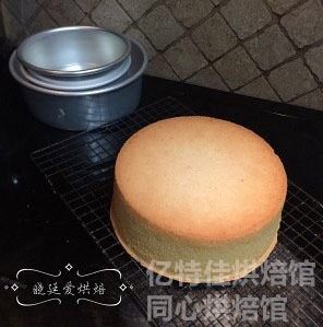 巧克力围边蛋糕-八寸,首先先烤一个八寸的戚风蛋糕,请参阅我的戚风菜谱