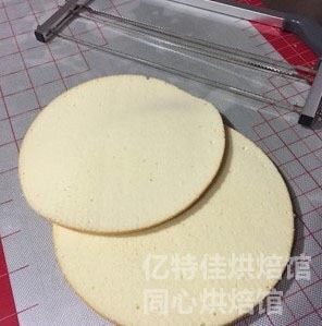 巧克力围边蛋糕-八寸,我的片片技术不咋地,不使用蛋糕锯会歪