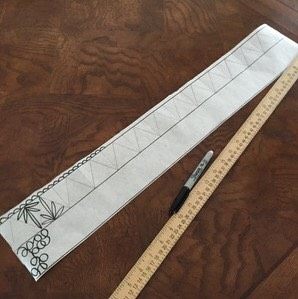 巧克力围边蛋糕-八寸,准备一张烘焙油纸,你可以按我给的尺寸裁剪,但只限八寸,三能模具,还有你的抹面奶油还不能随意,太厚或太薄都会造成围边过长或过短
油纸裁剪尺寸长度高度如下:单位厘米
69*11.5