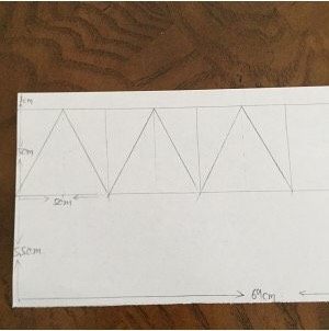 巧克力围边蛋糕-八寸,然后在第二条线条每5厘米做一个记号画出格