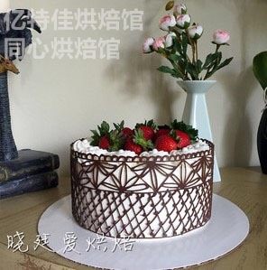 巧克力围边蛋糕-八寸,也可以做成这个样子
