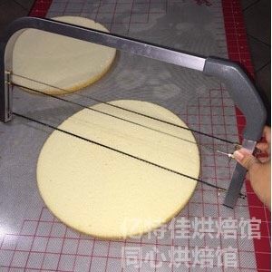 巧克力围边蛋糕-八寸,使用蛋糕锯将戚风蛋糕平均片成三片