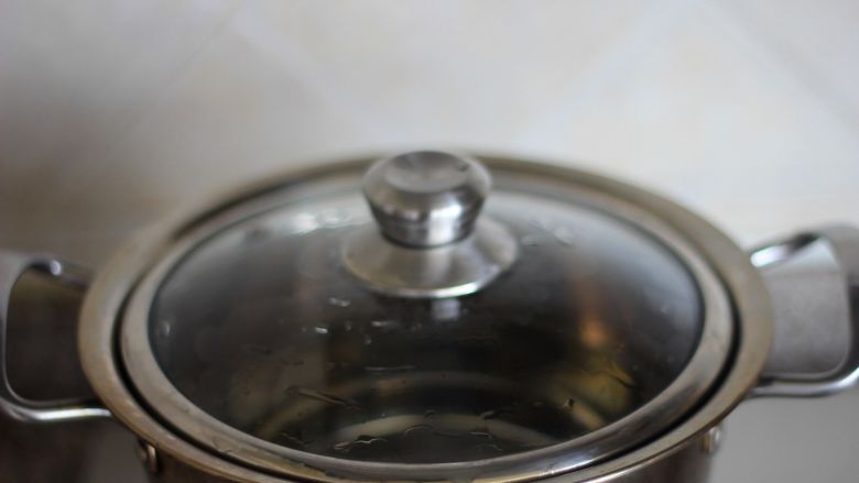 凉拌菠菜塔,汤锅放水,烧开。可以加一点盐或者油,这样焯出来的菜颜色会比较好看。