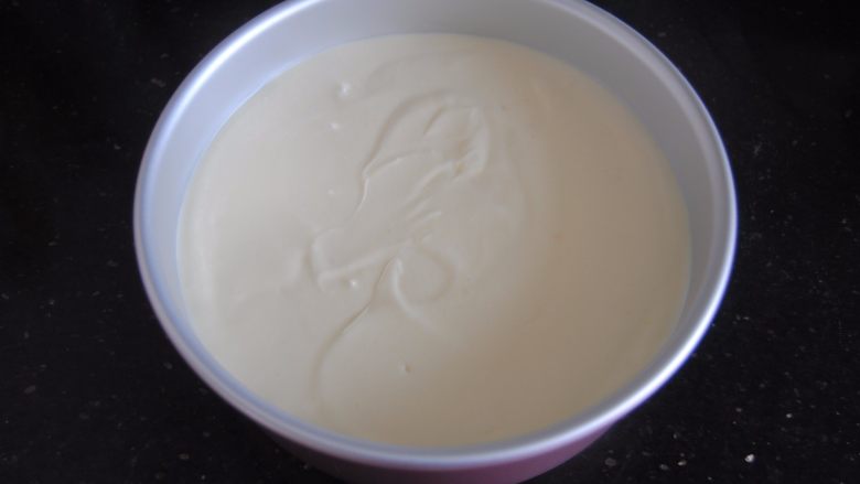 多重口味豆沙裱花蛋糕,倒入6寸模具内8分满,烤箱150度预热好后,放入中下层,烤制45分钟即可,出炉后倒扣冷却备用