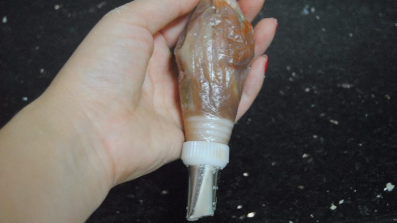 多重口味豆沙裱花蛋糕,放入裱花袋内,用玫瑰嘴,开始裱357玫瑰