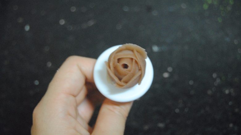 多重口味豆沙裱花蛋糕,先裱三瓣花瓣裹住花心,,再裱出5片花瓣