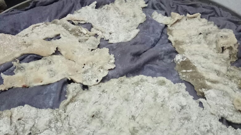 客家锤肉,水烧开后,将锤好的肉片放入蒸锅里,半分钟后,用花洒将肉片喷湿,上盖,蒸2分钟,起锅