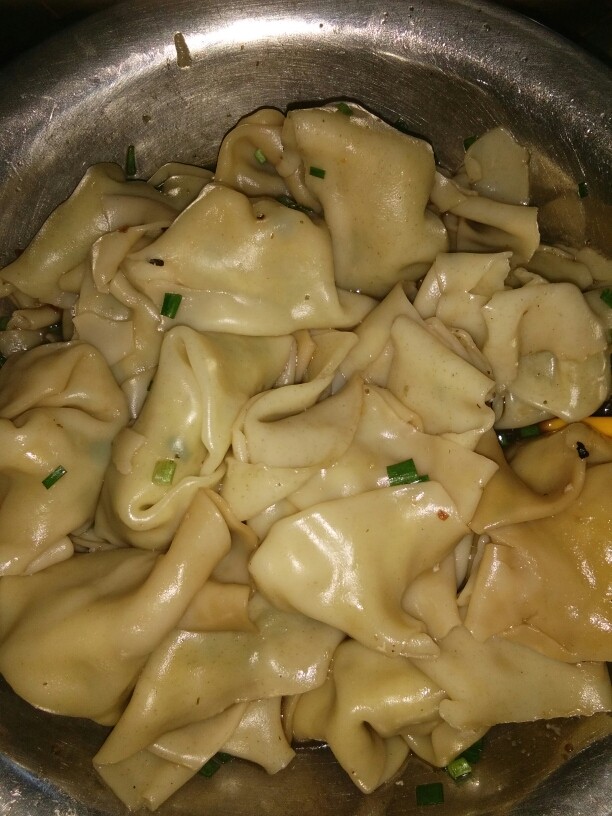 特色小吃,包好了就用开水在下锅煮,边煮就边把碗里的调味料放好,在加一点汤在碗里。等到饺子全都上浮了在煮一两三分钟就可以起锅了。