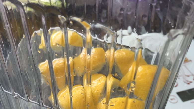 解暑佳品:水果茶,准备半壶凉开水,柠檬对半切开,挤出汁到壶里.然后放进去.