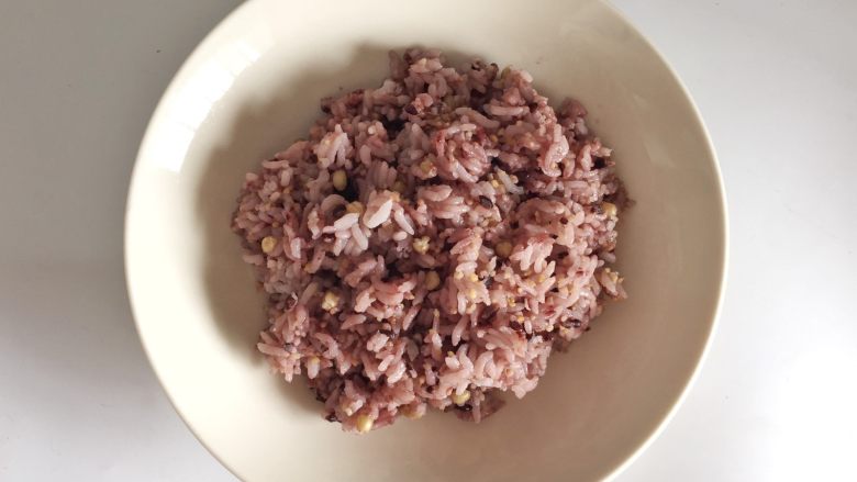 粗粮凤梨炒饭, 粗粮饭食材和水的比例为1:1.4煮成粗粮饭。由于粗粮吸水性好,用水量比平时煮米饭稍多一点即可。