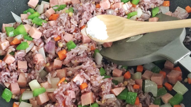 粗粮凤梨炒饭,倒入粗粮饭压拌翻炒均匀,加入少许盐调味。