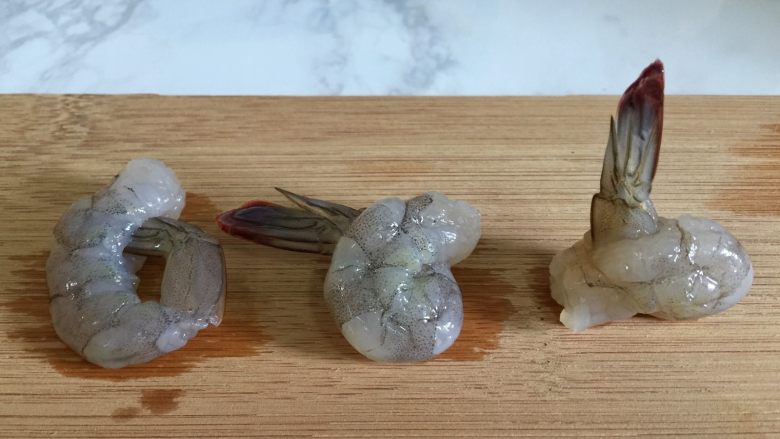 丝瓜酿虾,虾尾穿过这个开口,卷成虾球。