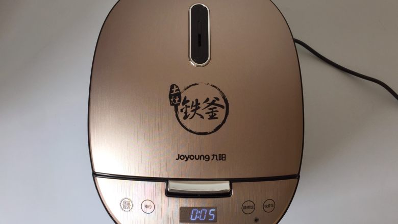 丝瓜酿虾,设置蒸煮功能,蒸5分钟。