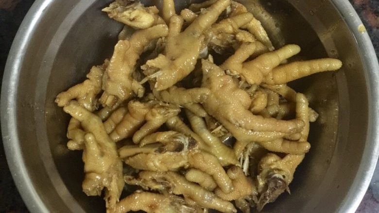 开胃(微辣)卤鸡爪,将卤好的鸡爪捞出,装入比较深的盆子里