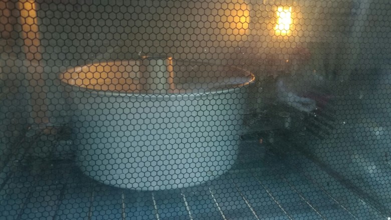 八寸加高中空戚风,送入预热好的烤箱,上火175℃,下火160℃烘烤70分钟即可。
