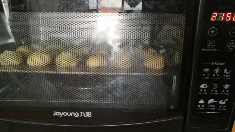 红豆沙小餐包,放入烤箱。170度,25分钟即可