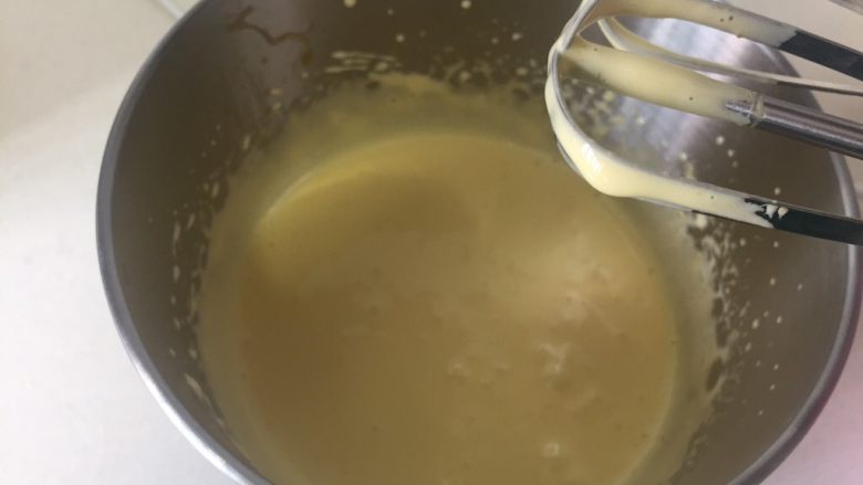 虎皮蛋糕卷,用电动打蛋器打发加了细砂糖的蛋黄,一直打发到浓稠,颜色微微发白提起打蛋头可流动细腻顺滑的状态。