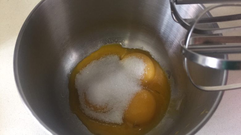 虎皮蛋糕卷,把蛋黄分到干净的打蛋盆里,加入30克细砂糖。