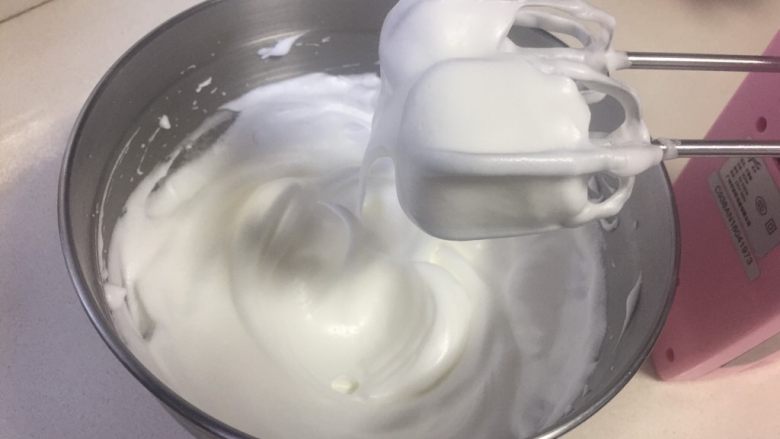 虎皮蛋糕卷,细砂糖分三次加入蛋清打发至湿性发泡,提起打蛋头呈小弯勾状态即可。