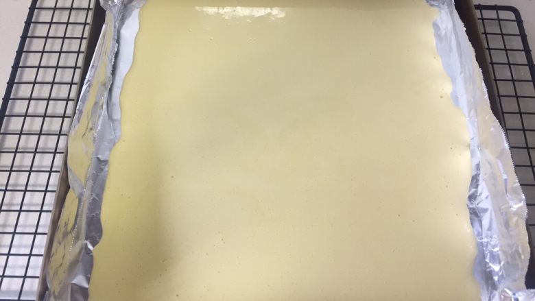 虎皮蛋糕卷,把蛋黄糊倒入烤盘,用小的刮刀把蛋黄糊铺均匀。!