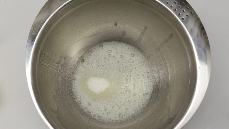 巧克力棒棒糖蛋糕,先打发蛋白,电动打蛋器先开在低速,先把蛋清打到鱼眼泡那样,再加入3分之一的细砂糖