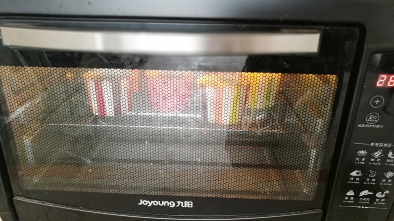 彩虹杯子蛋糕,放入预热好的烤箱,160度30分钟