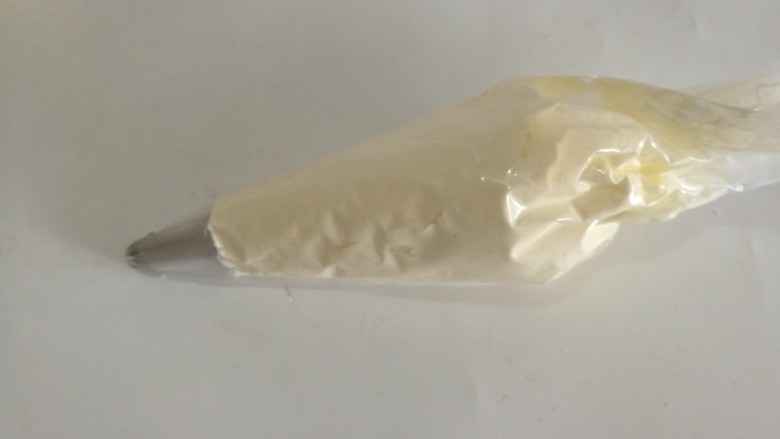 彩虹杯子蛋糕,放入裱花袋,就可以等待裱花啦