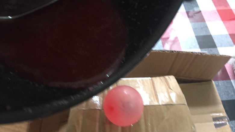 公主or女王,吹一个小气球,找个东西固定好位置,待珊瑚糖浆泡泡减少立马淋到气球上